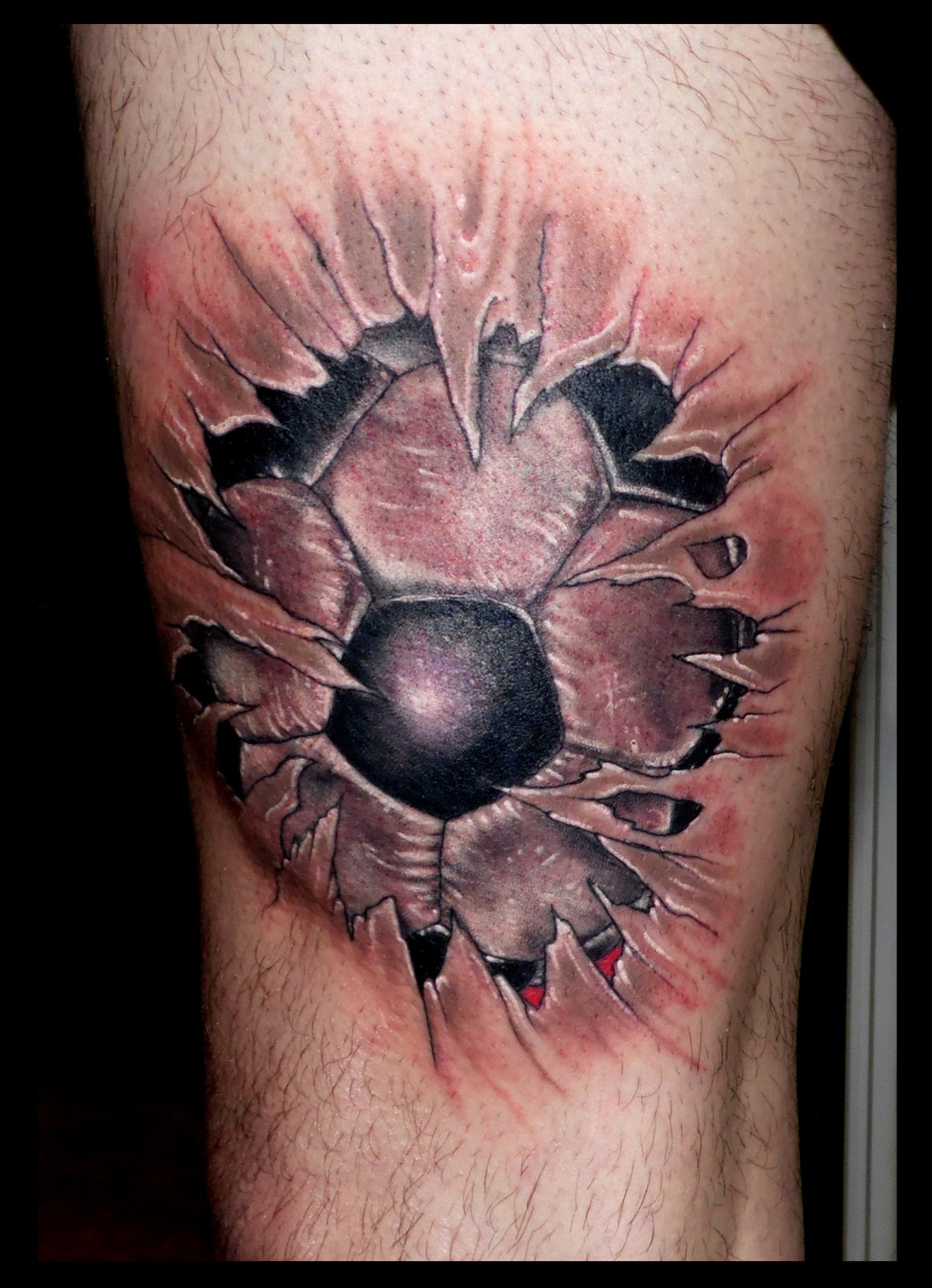 tattoos huesca, tatuajes huesca, tattoo jaca, trecedepicas tattoo,tattoo muslo. tatuaje rotura, tattoo