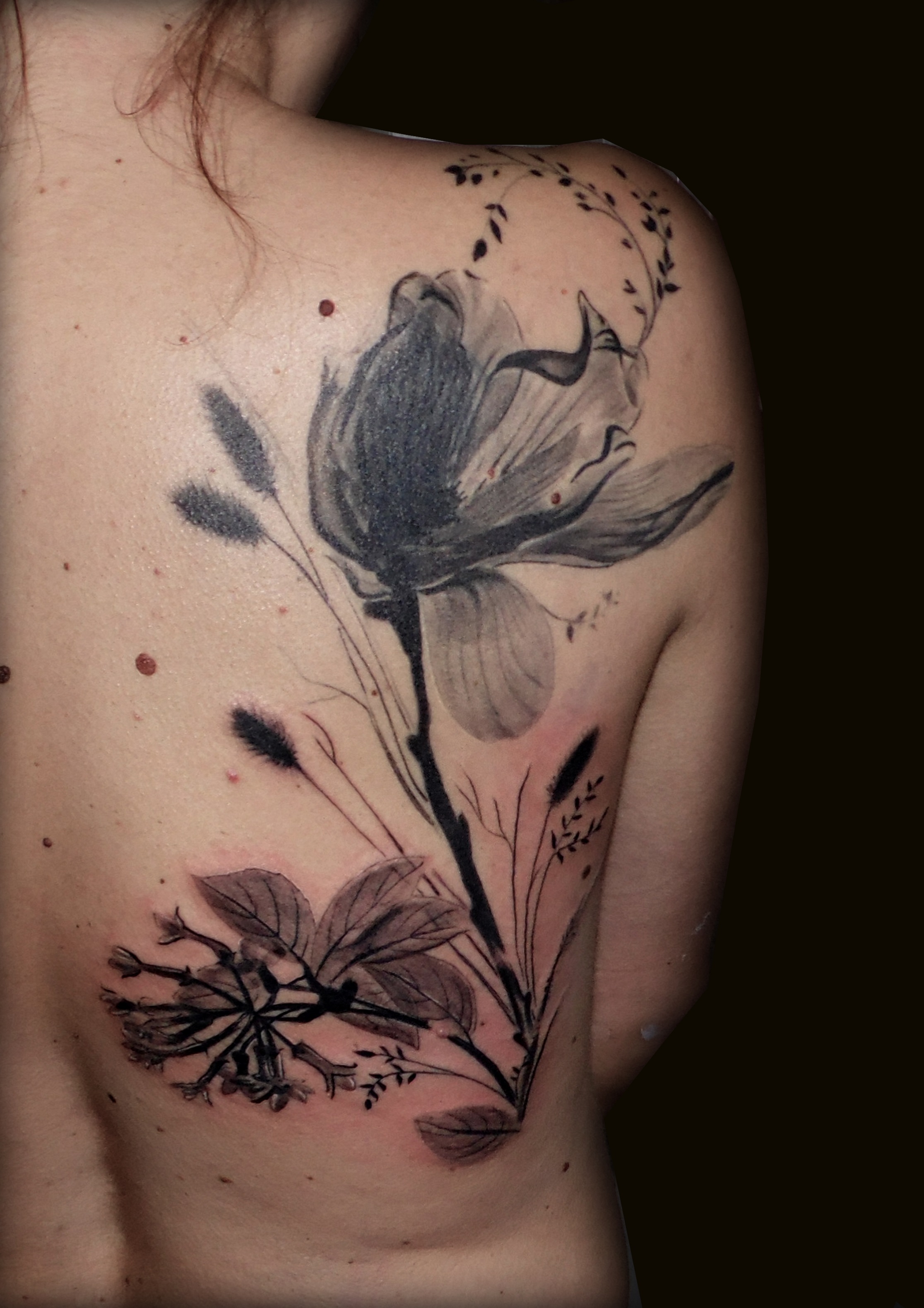 tatuaje tattoo tapado cover flores radiografía chica espalda negro 13depicas jaca huesca