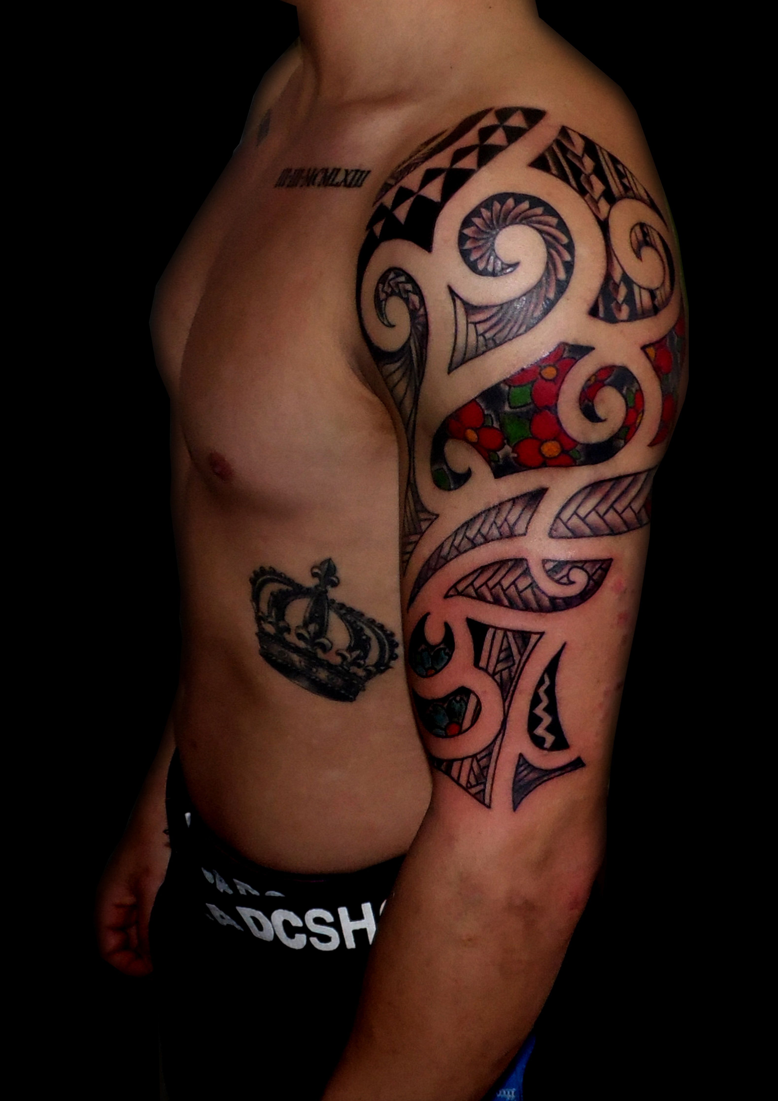maori tattoo brazo tatuaje tribal negro hombro color flores 13depicas
