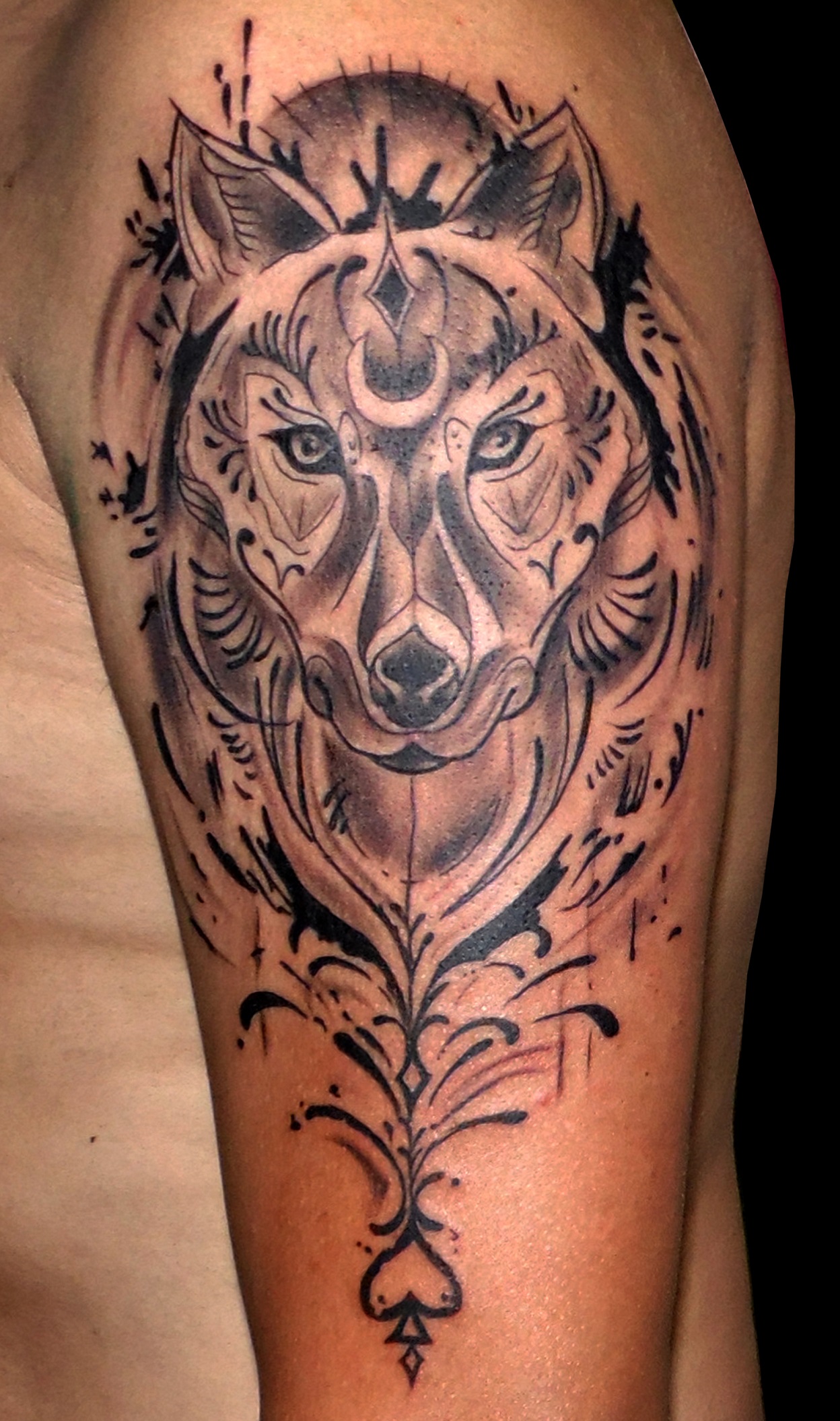 tatuaje lobo lineal brazo filigrana negro gris 13depicas.com