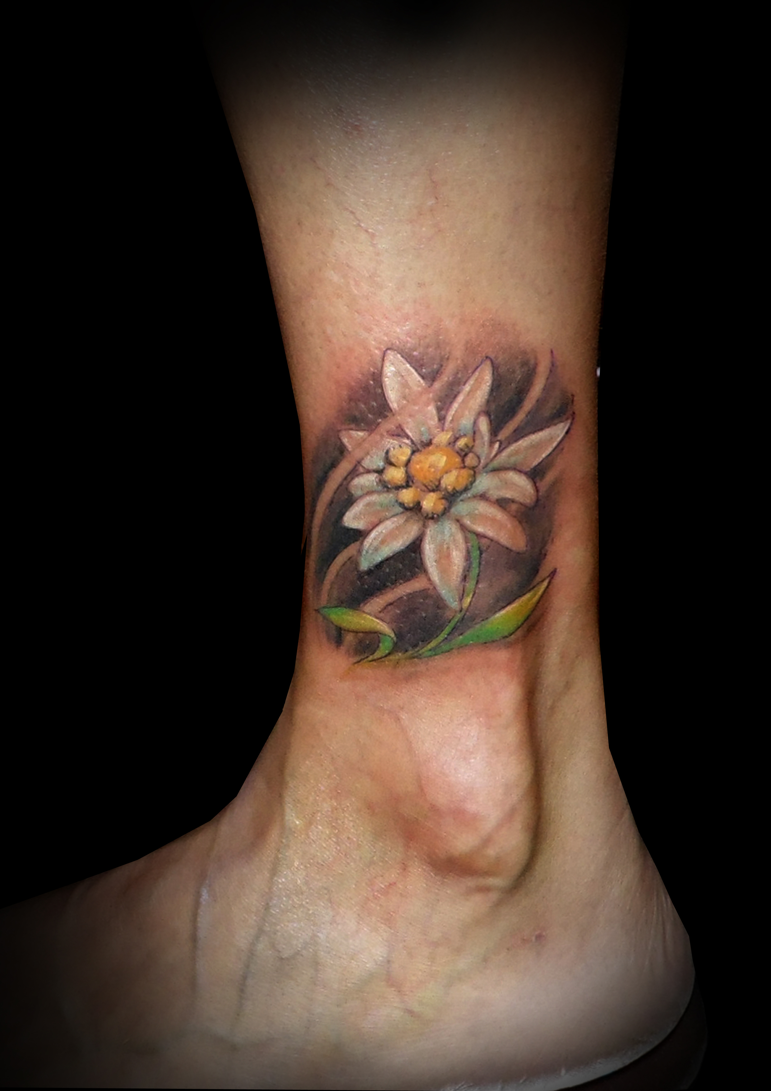 tatuaje flor tobillo edelweiss color sombras flor nieve 13depicas