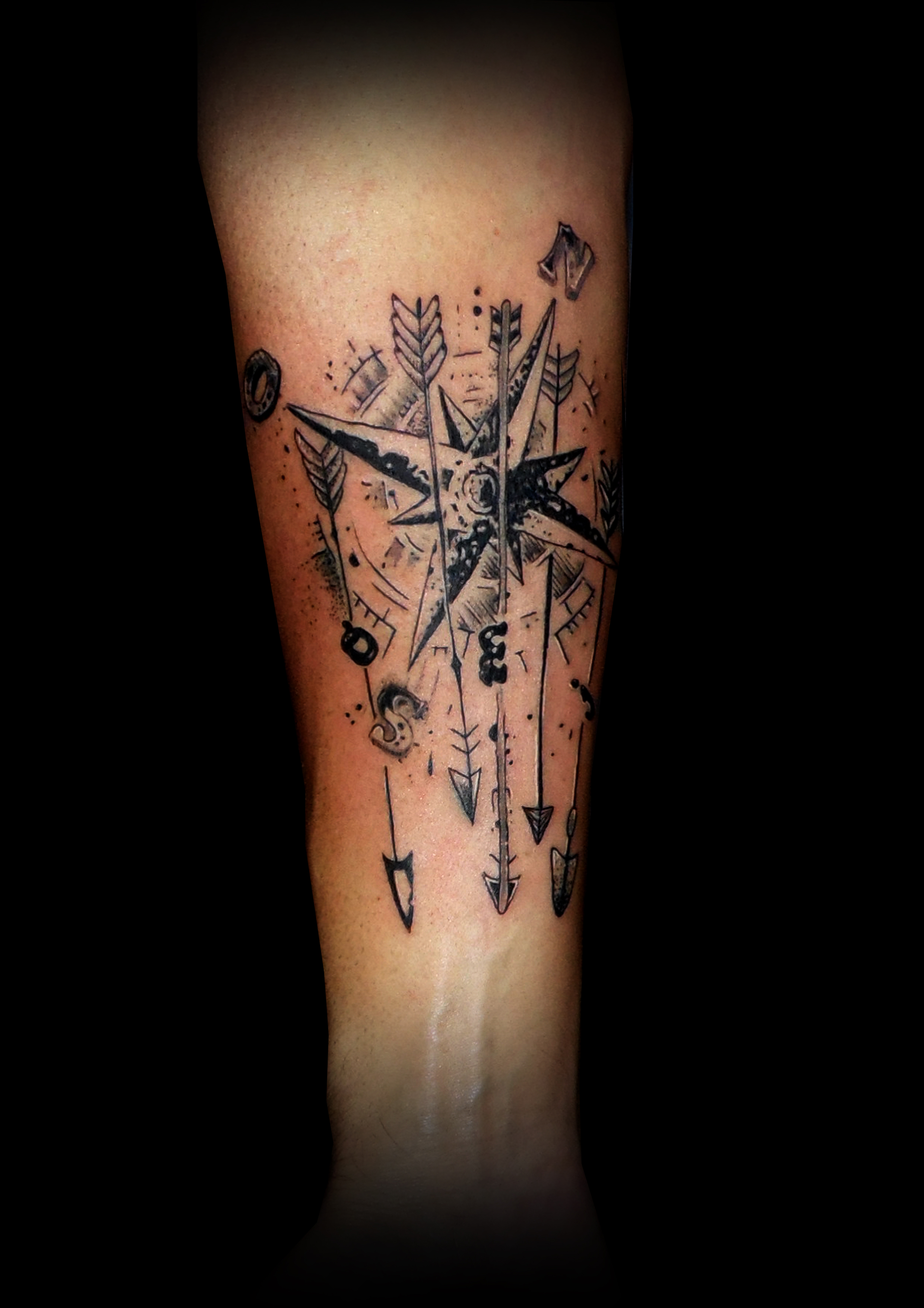 rosa vientos tatuaje lineal antebrazo blanco negro tattoo 13depicas