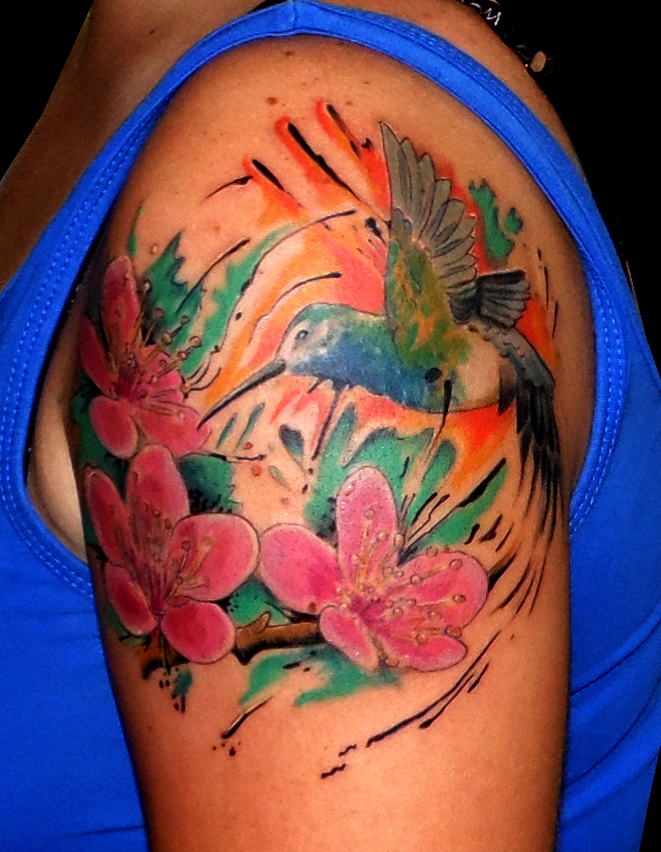 tatuaje colibri flores cerezo color realista acuarela brazo 13depicas.com