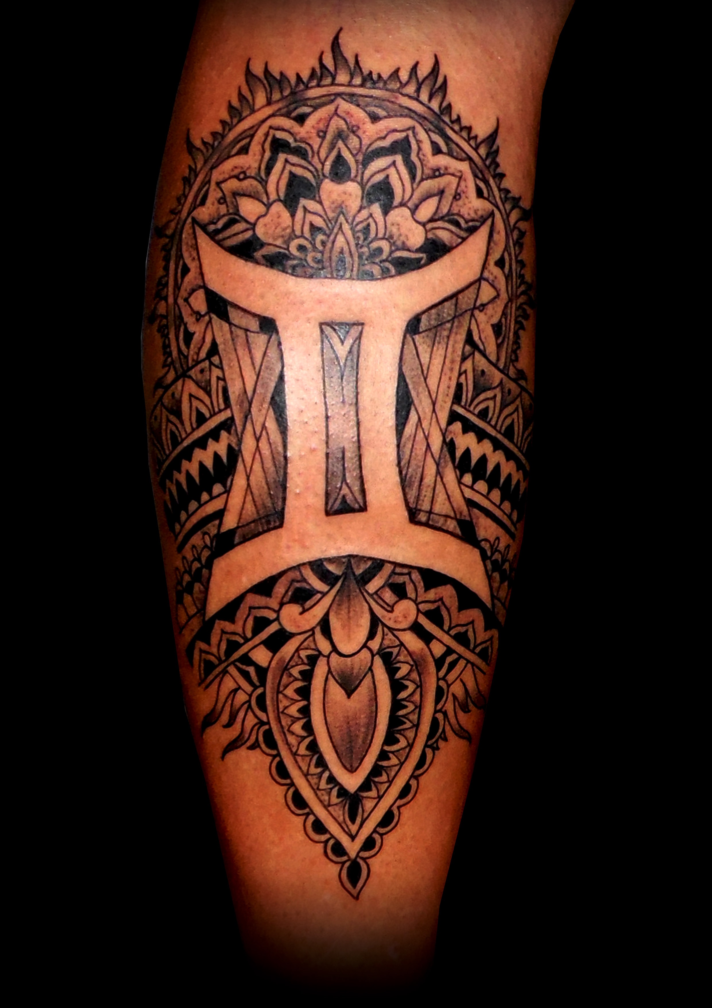 tatuaje tribal puntillista mandala pierna gemelo 13depicas