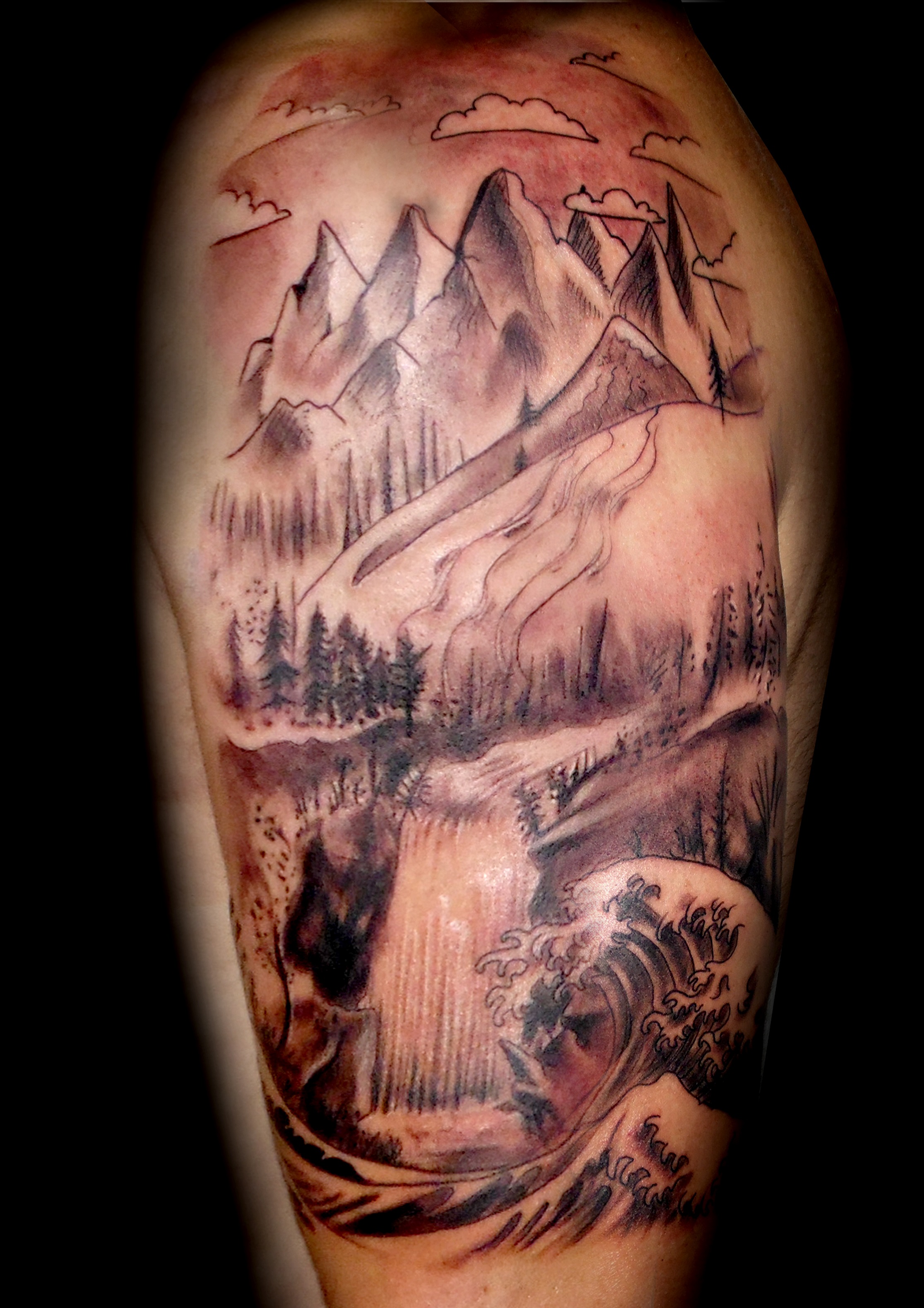 tatuaje paisaje montaña agua ola brazo black grey blanco negro sombras 13depicas