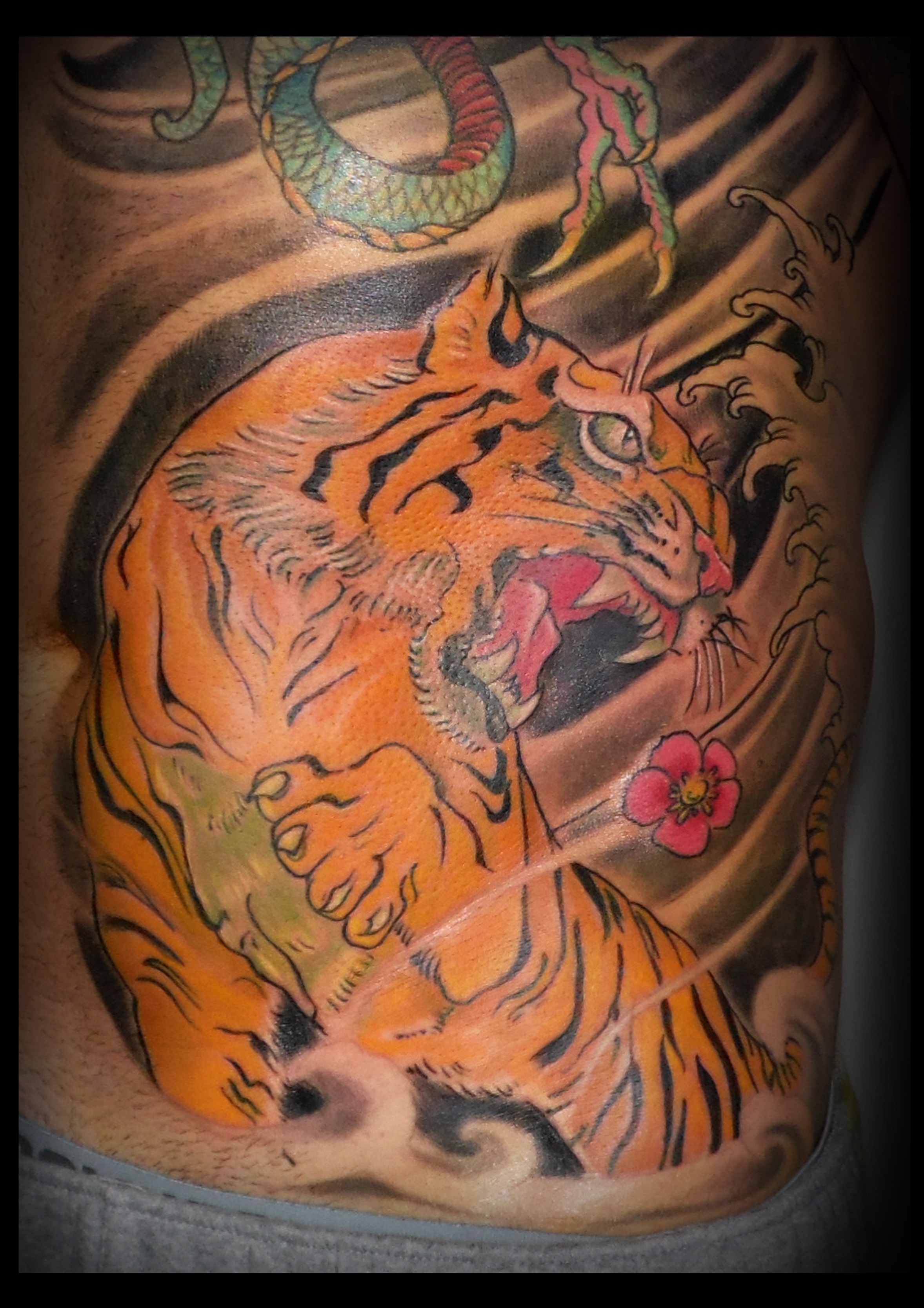 tatuaje-tigre-japones-color-costado-sombras-13depicas