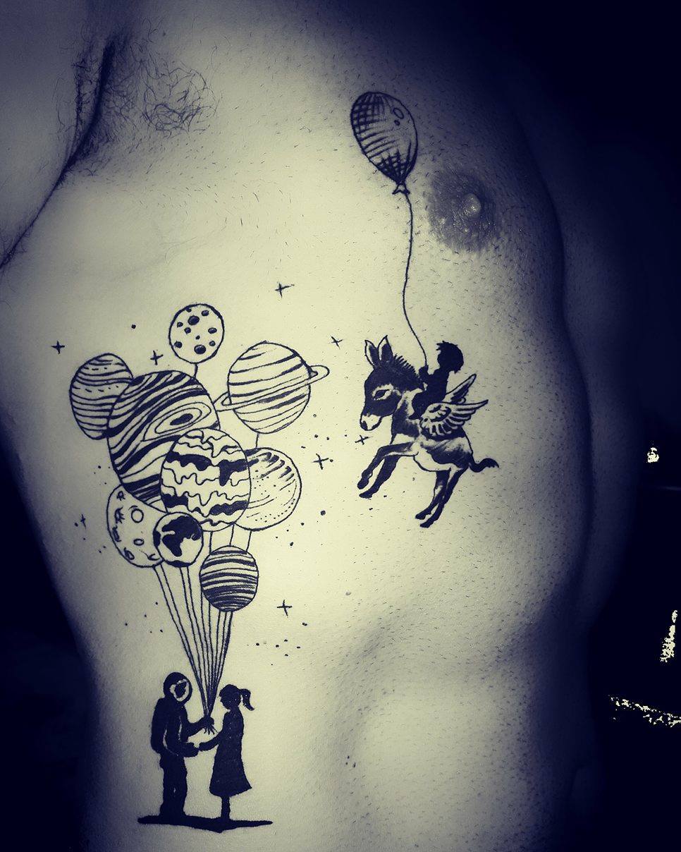 tatuaje tattoo globos planetas burro alas costado costillas blanco negro astronauta 13depicas