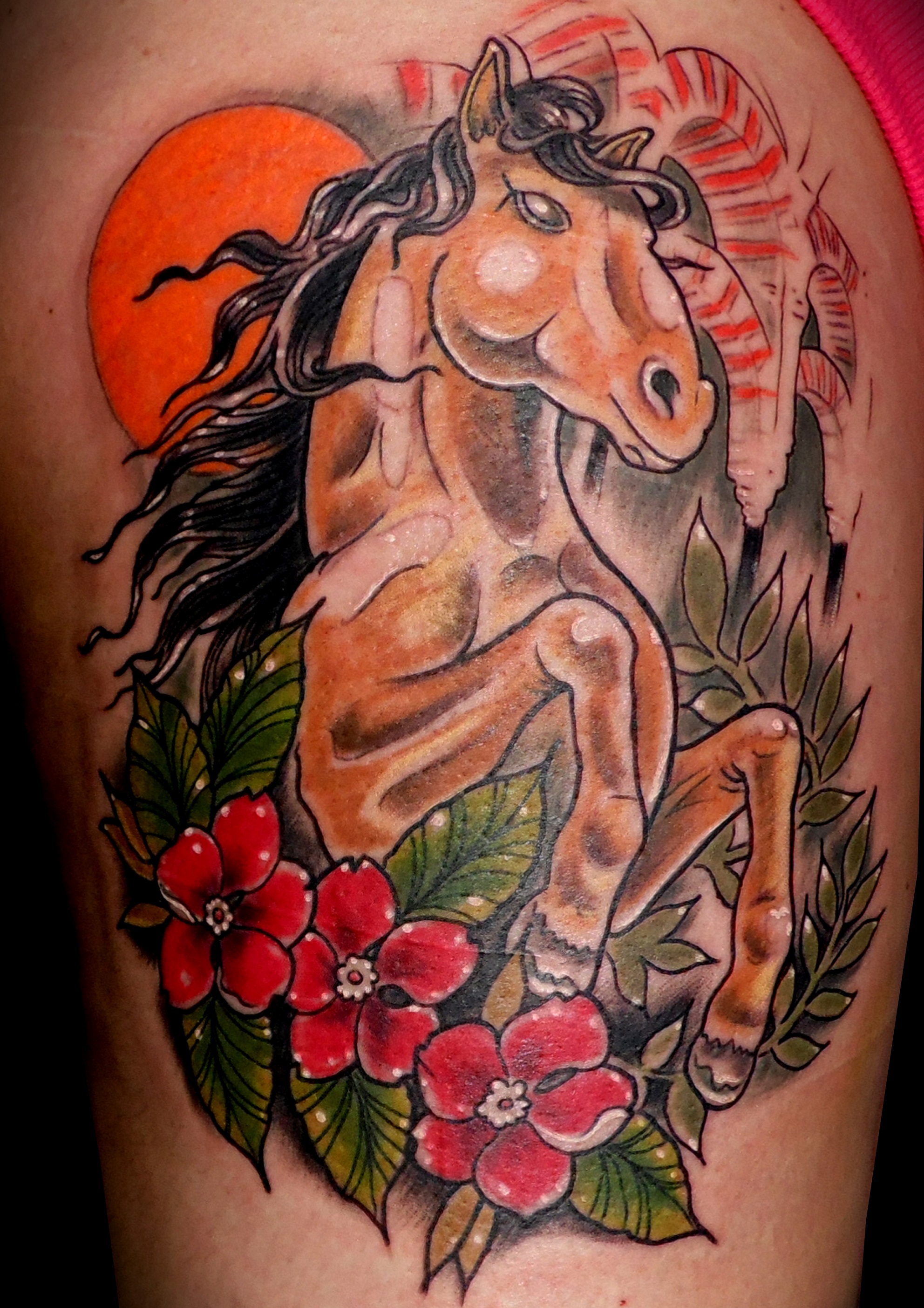 tatuaje tattoo caballo neotradicional neotraditional color muslo chica flores mezquita cordoba 13depicas huesca jaca
