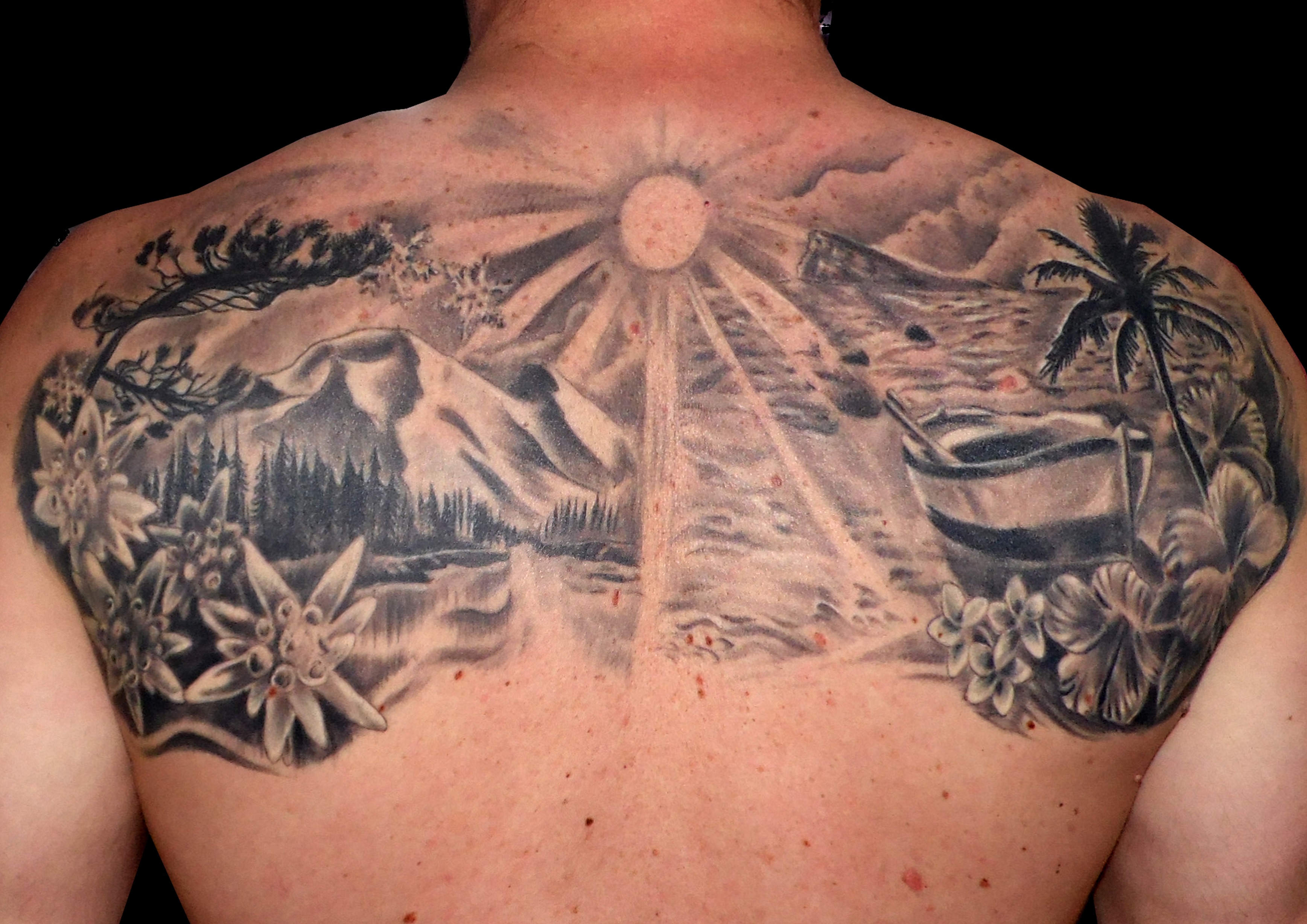 tatuaje imagenes tattoo paisaje espalda black grey blanco negro paisaje mar montaña flores barco 13depicas