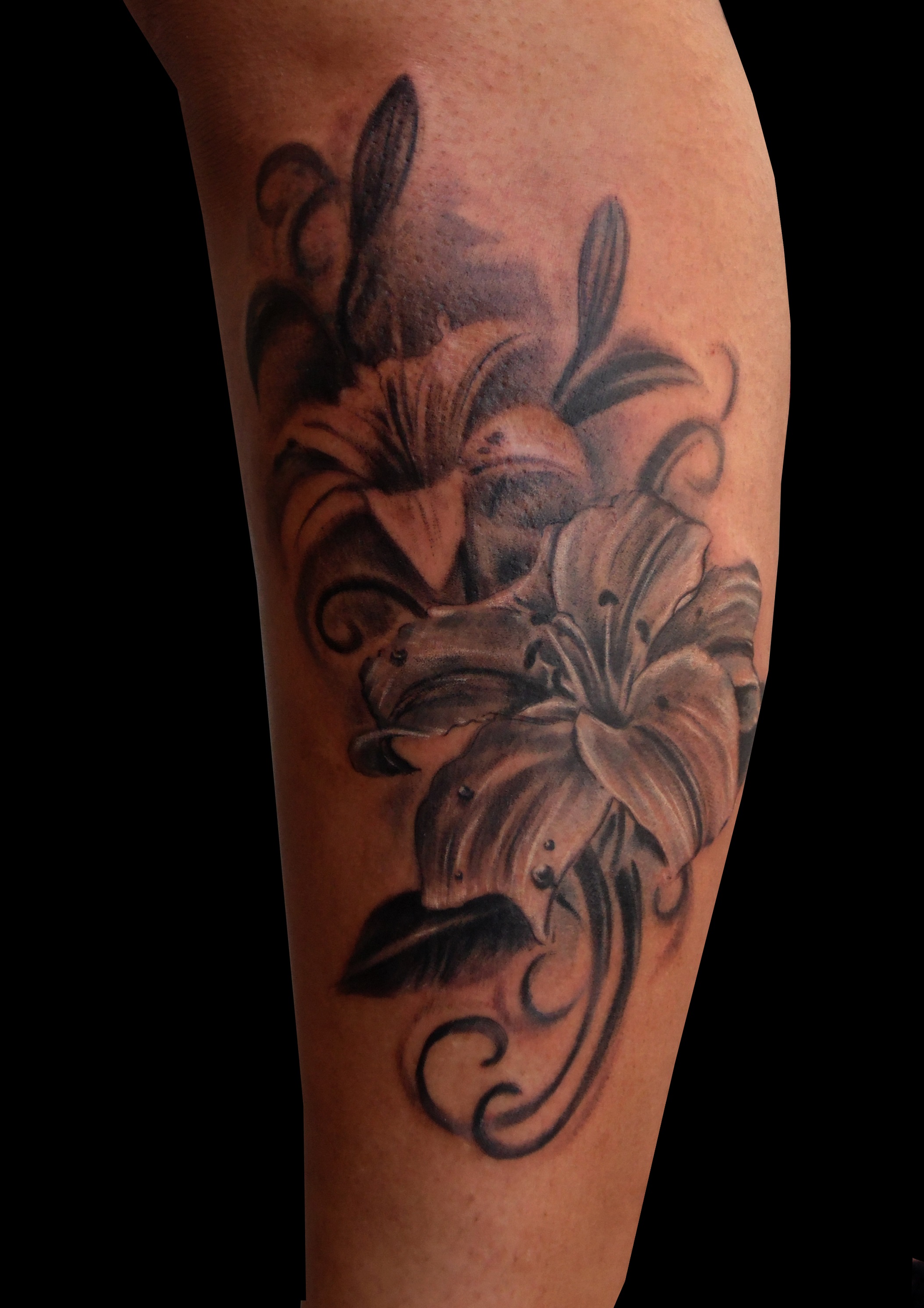 tatuaje tattoo azucena flor blanco negro sombras black grey pierna cover tapado 13depicas