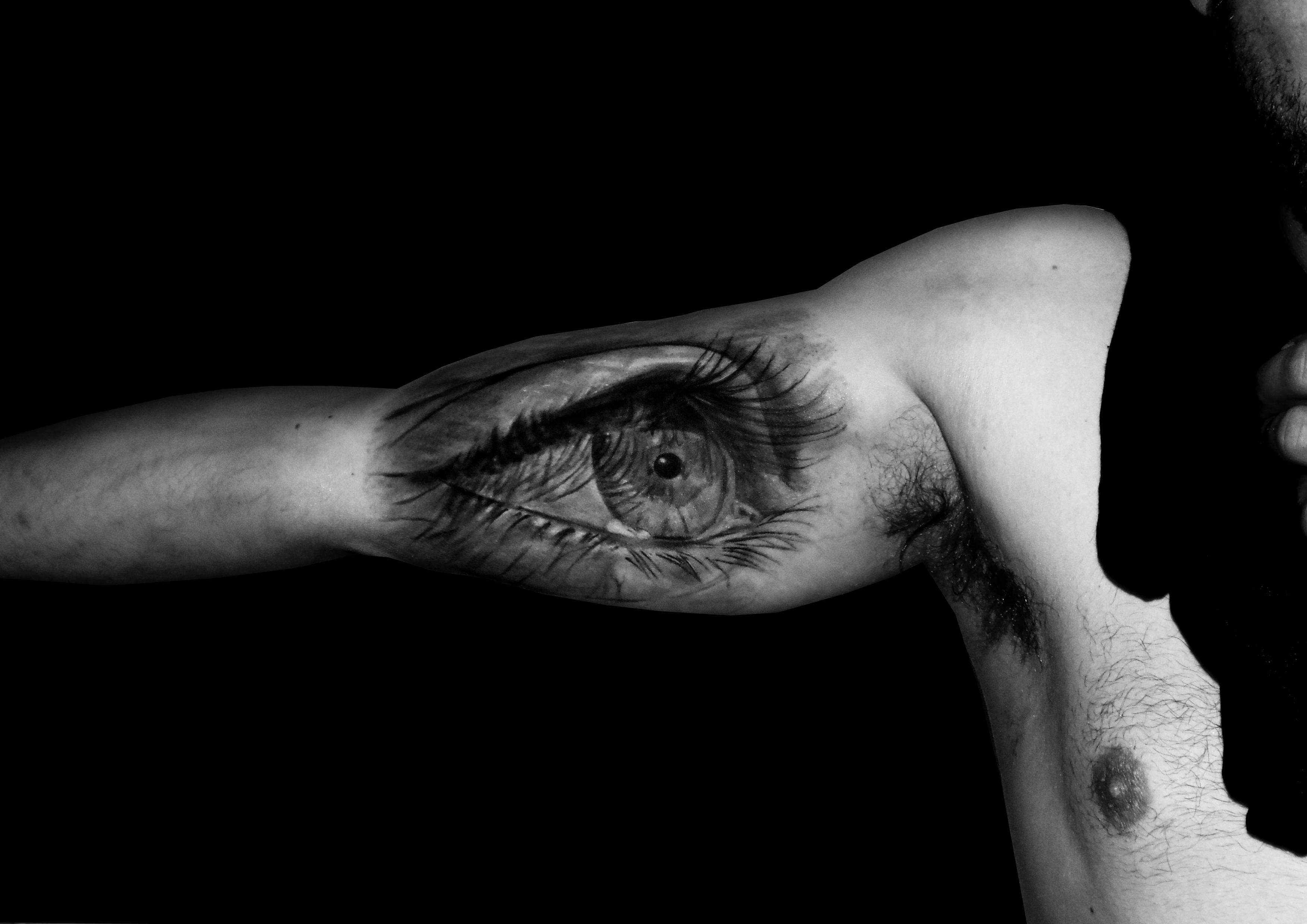 ojo interior brazo tatuaje tattoo biceps realismo black grey realista brazo 13depicas huesca
