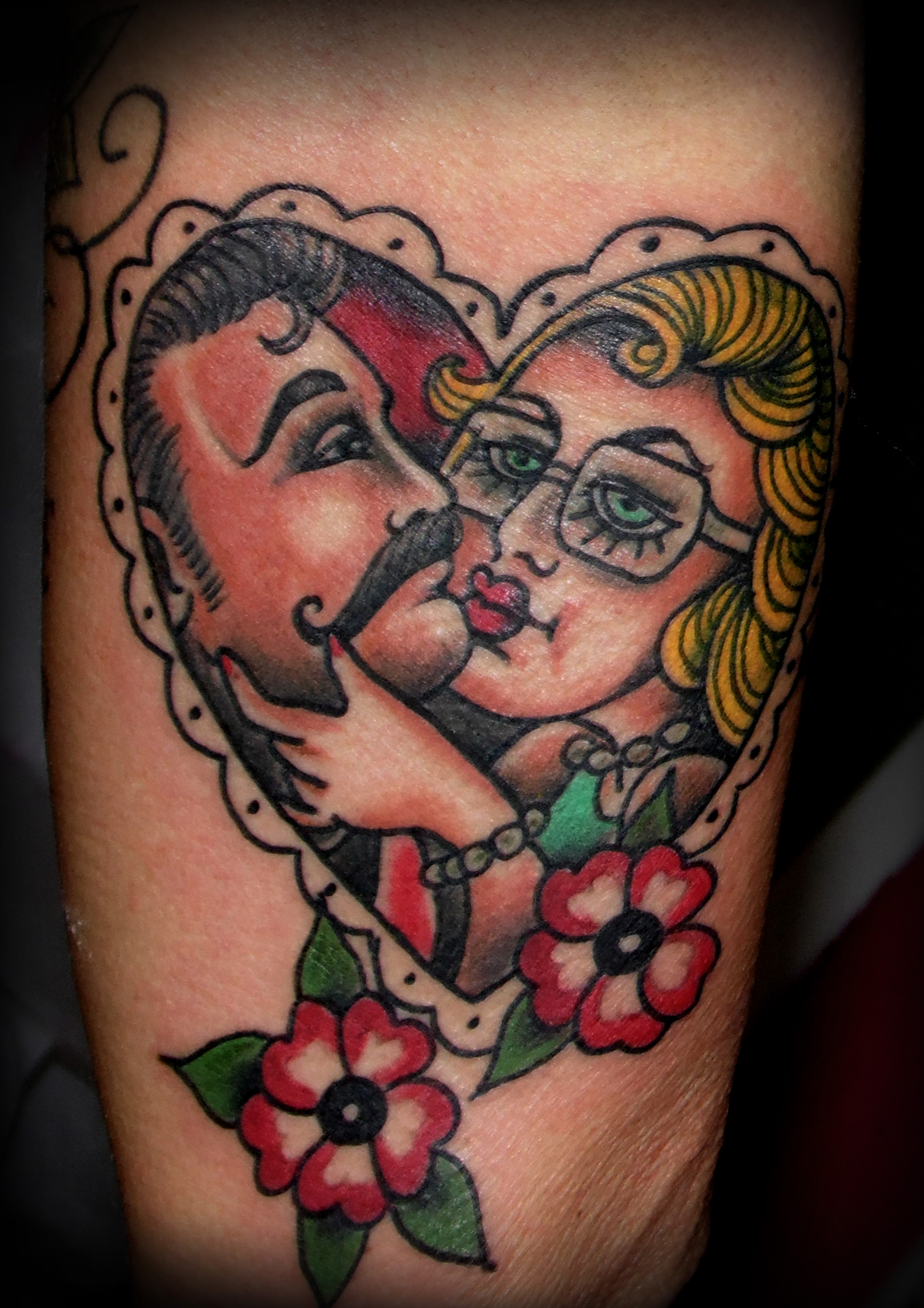 foto tatuaje tattoo old school tradicional color brazo corazón pareja flores 13depicas jaca huesca