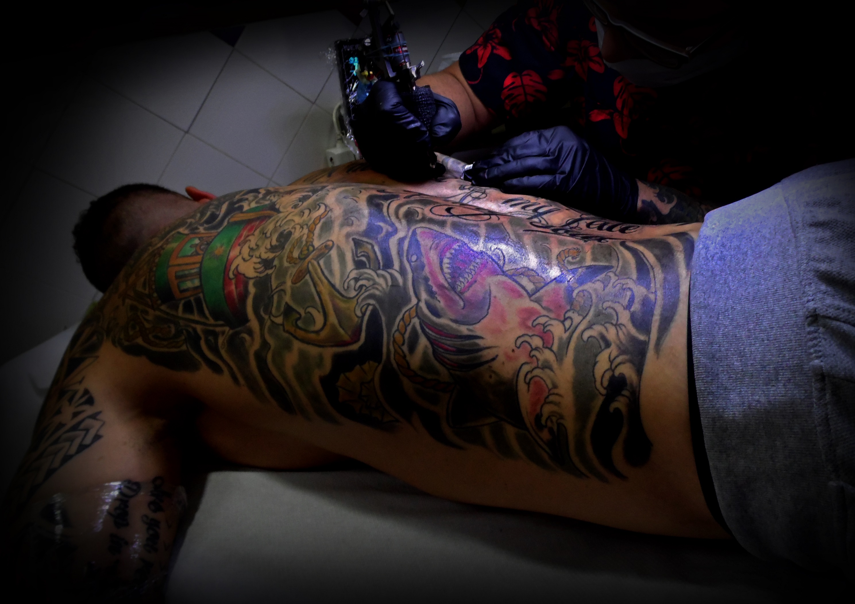 tatuando tatuaje tattoo espalda entera color tiburón montaña barco 13depicas jaca huesca