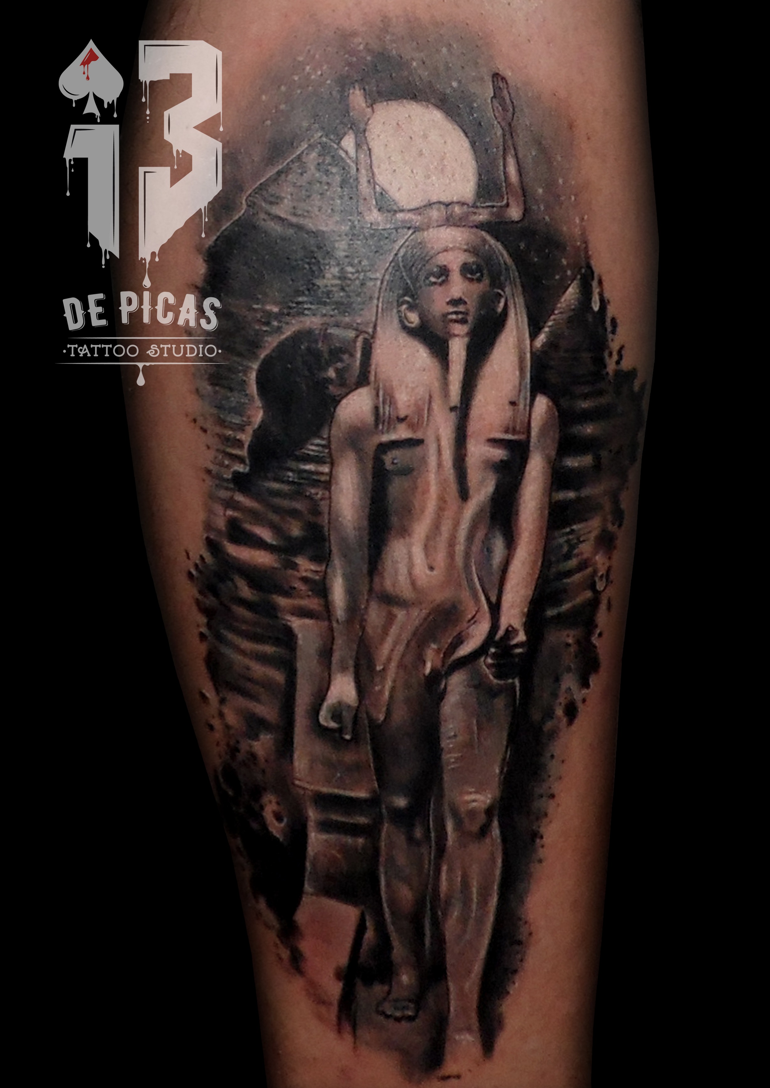 tatuaje tattoo ka faraon egipto pierna realismo pirámide esfinge desierto black grey 13depicas