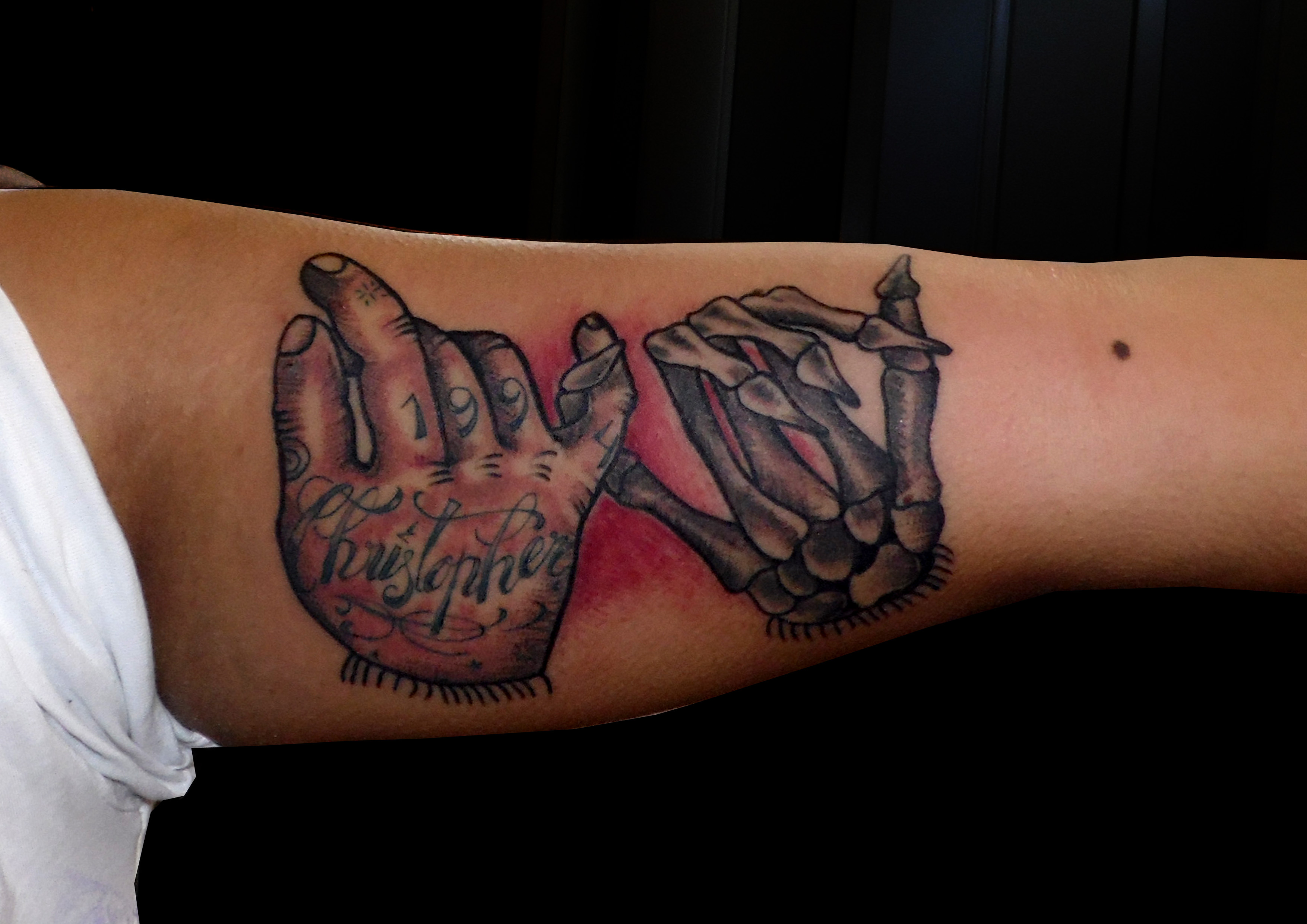 manos enlazadas tattoo 13depicas jaca huesca spain tatuajes bíceps color tradicional tatuaje
