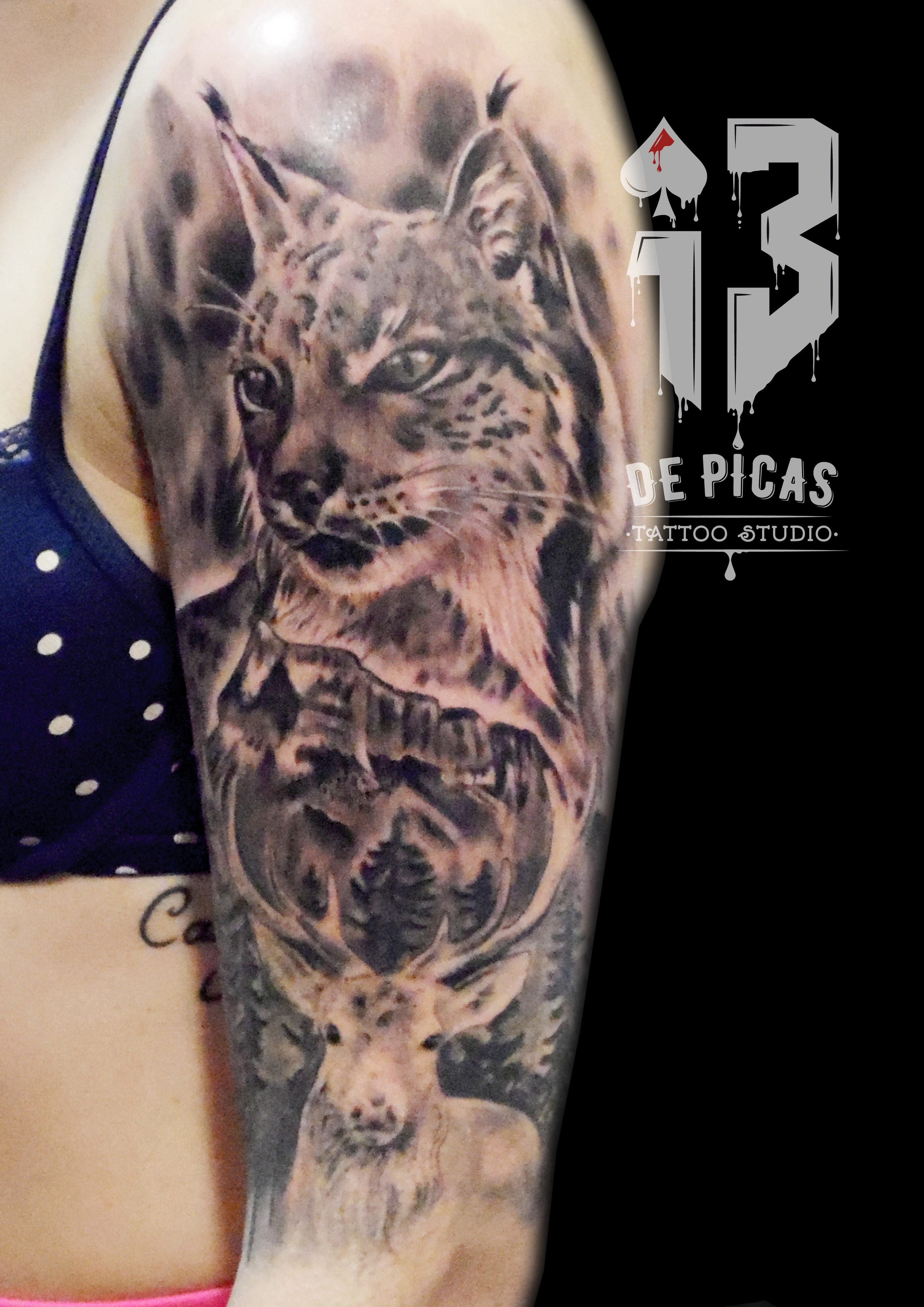 tatuaje tattoo lince montaña ciervo realismo black grey hombro brazo 13depicas Jaca Huesca