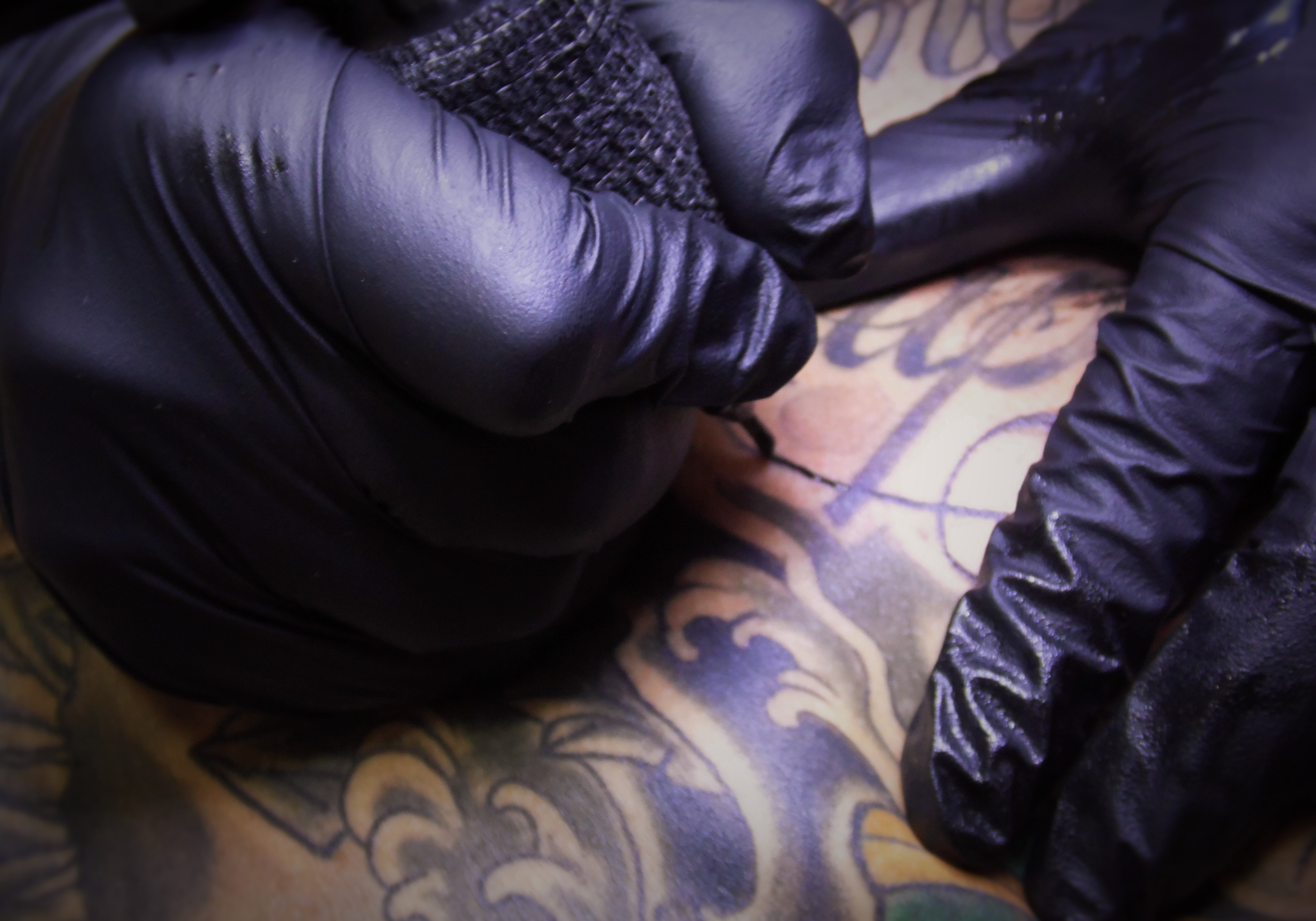sesión tatuaje tatuando en 13depicas tattoo espalda manos