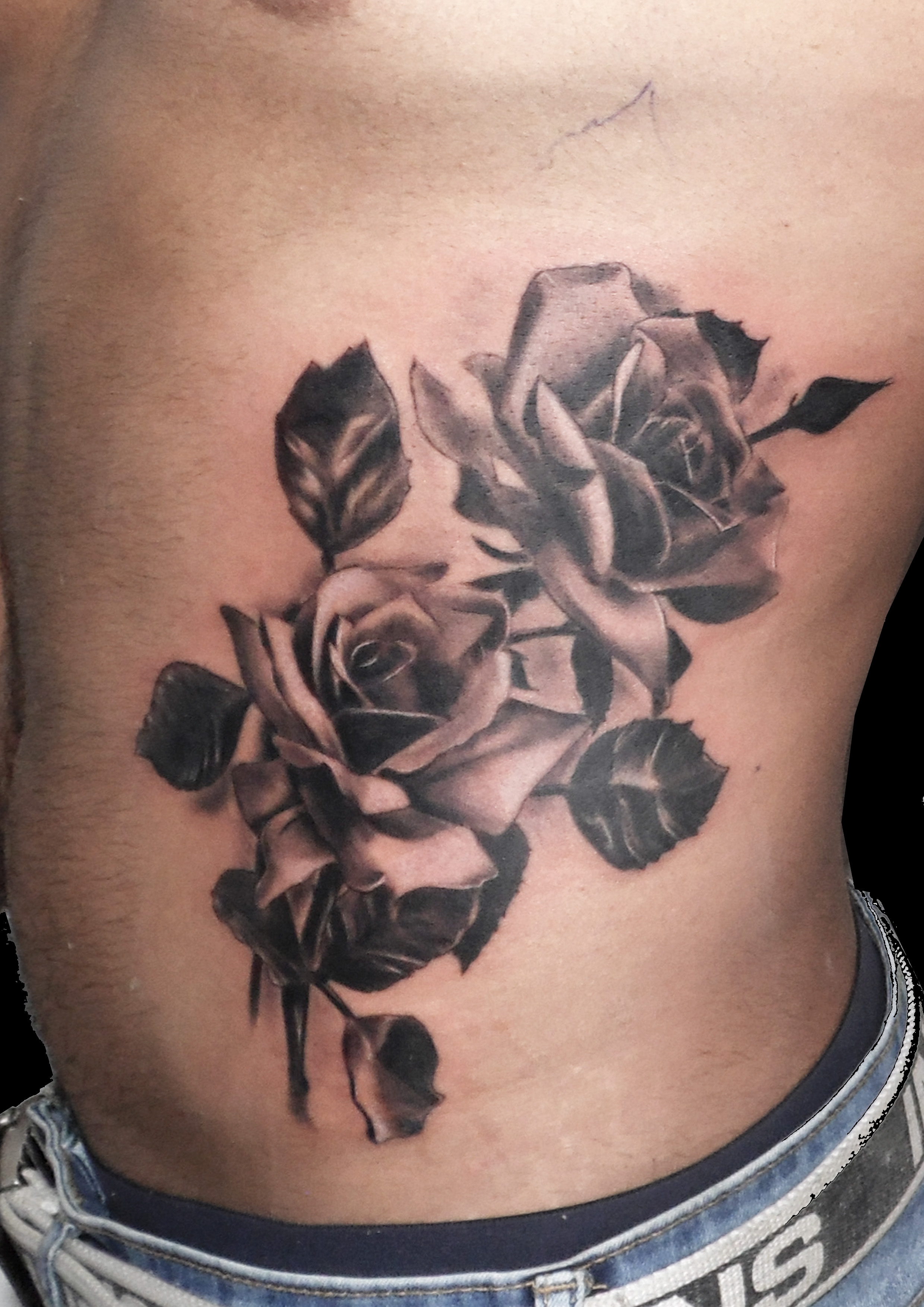 rosas realistas costado tattoo tatuaje blanco negro 13depicas Jaca Huesca
