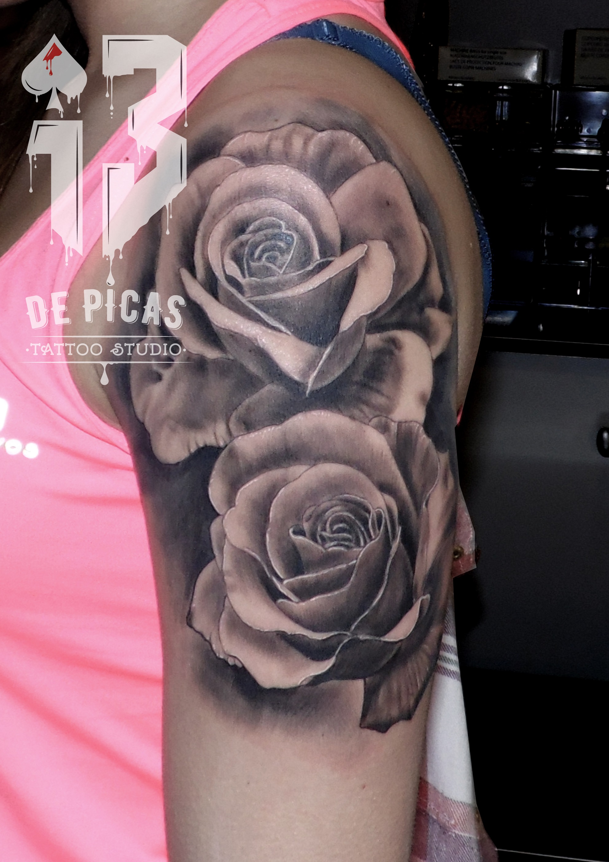 tatuaje tattoo rosas realistas brazo hombro blanco negro gris 13depicas Jaca Huesca