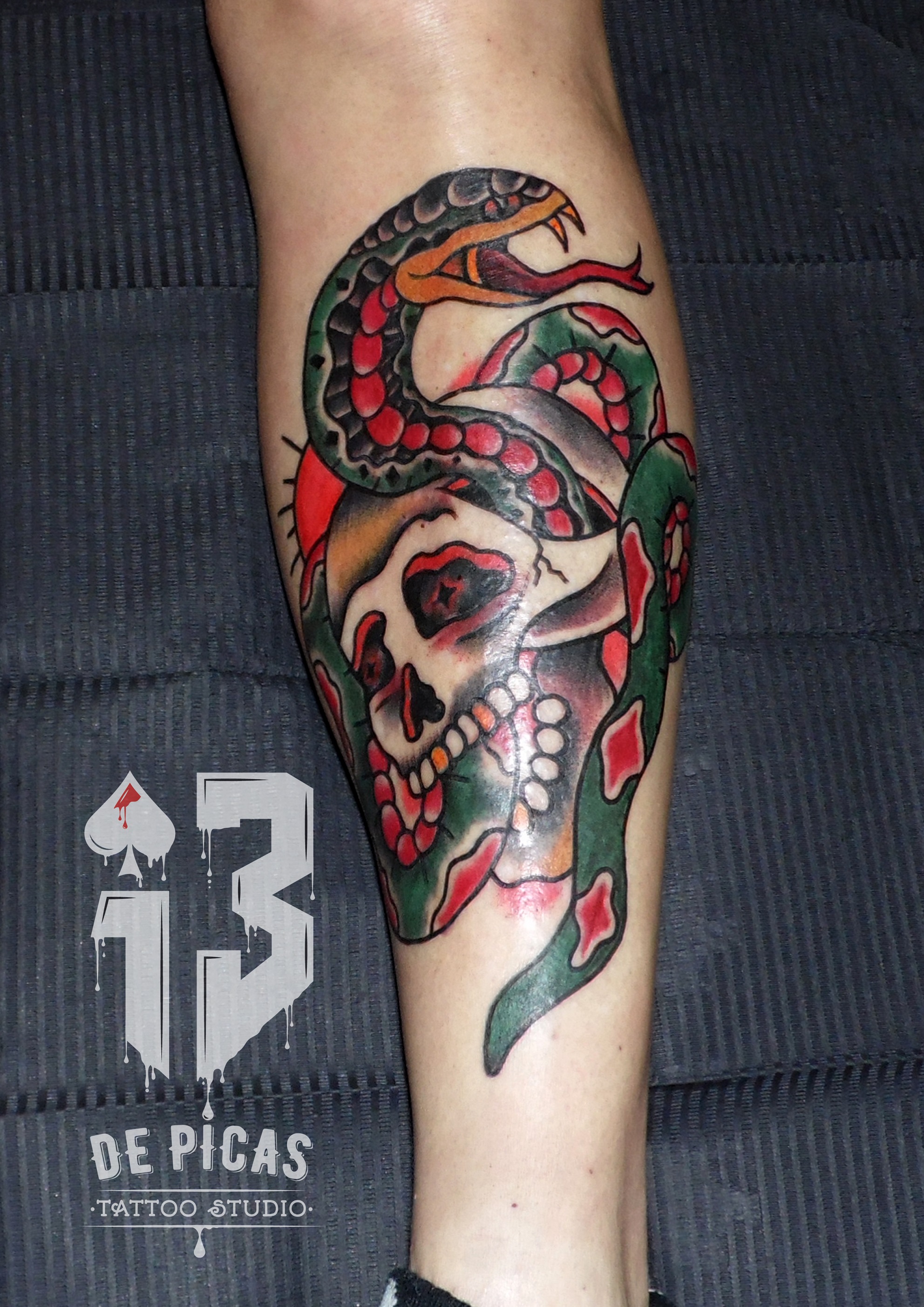 calavera serpiente tattoo oldschol skull snake jaca huesca aragon spain españoles tatuadores madein13 13depicas trecedepicas