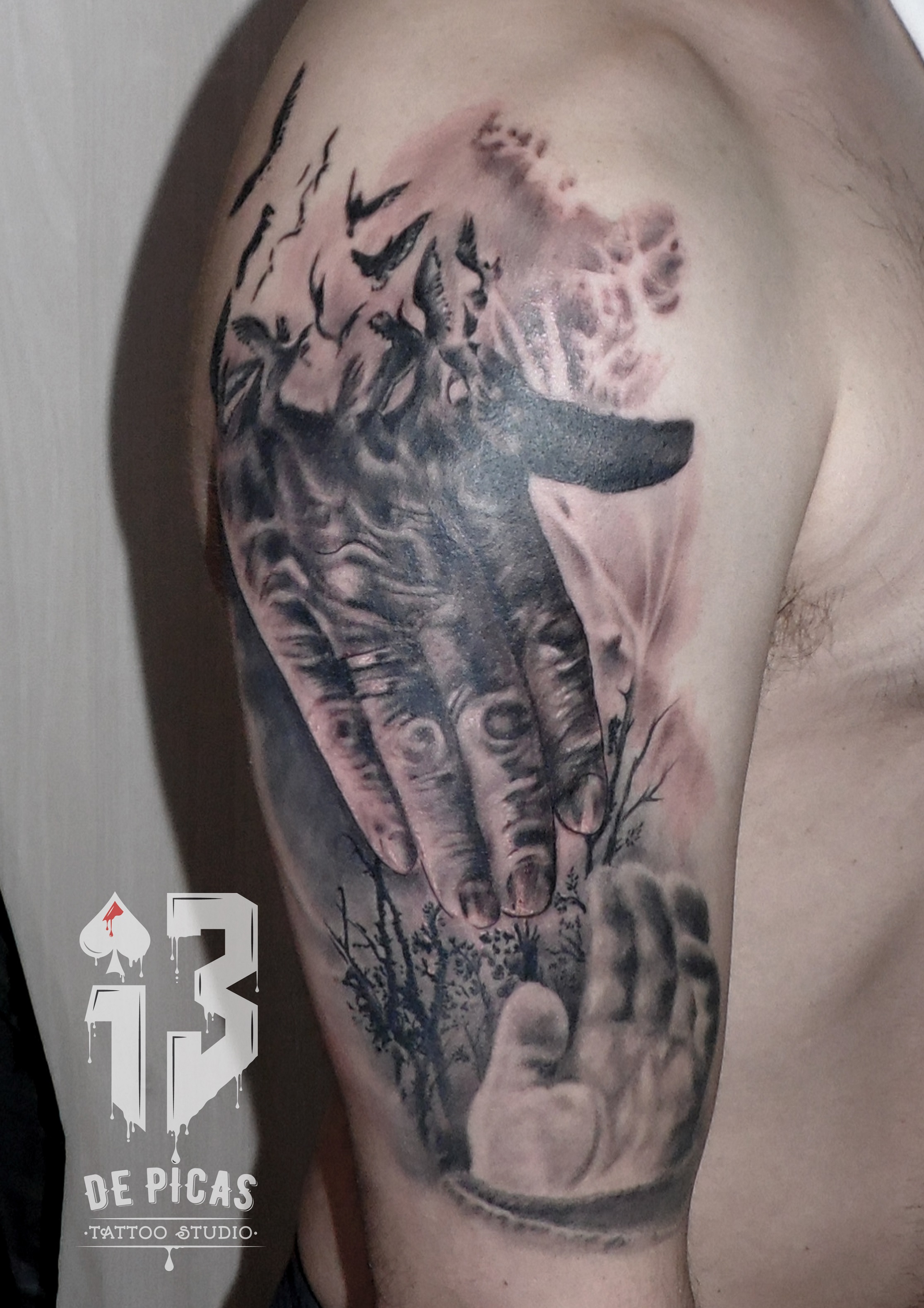 realismo tatuaje tattoo manos realistas abuelo nieto cielo pajaros 13depicas jaca huesca hombro