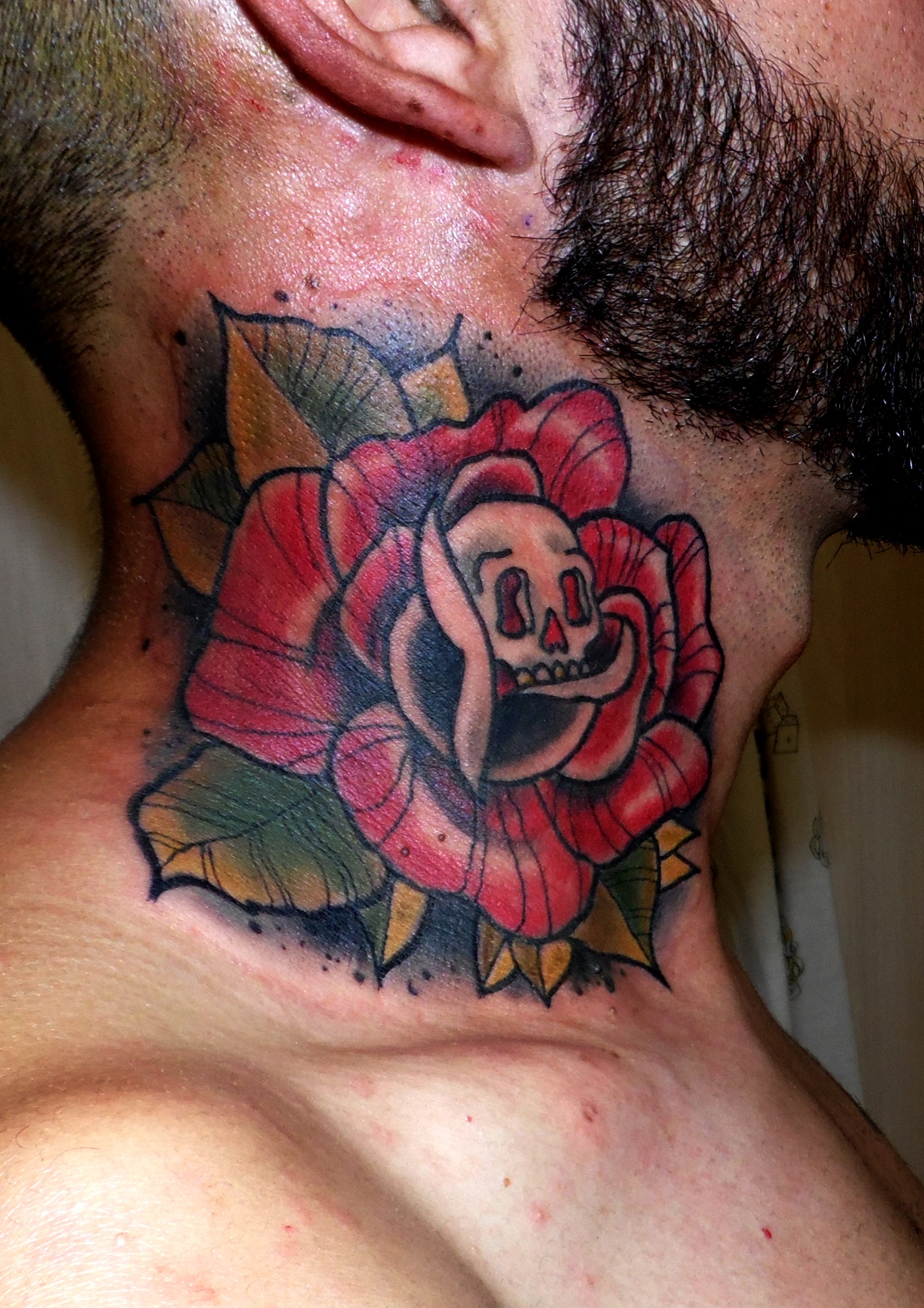 tattoo rosa cuello neotradicional trecedepicas 13 de picas jaca huesca tatuajes spain color cuello calavera