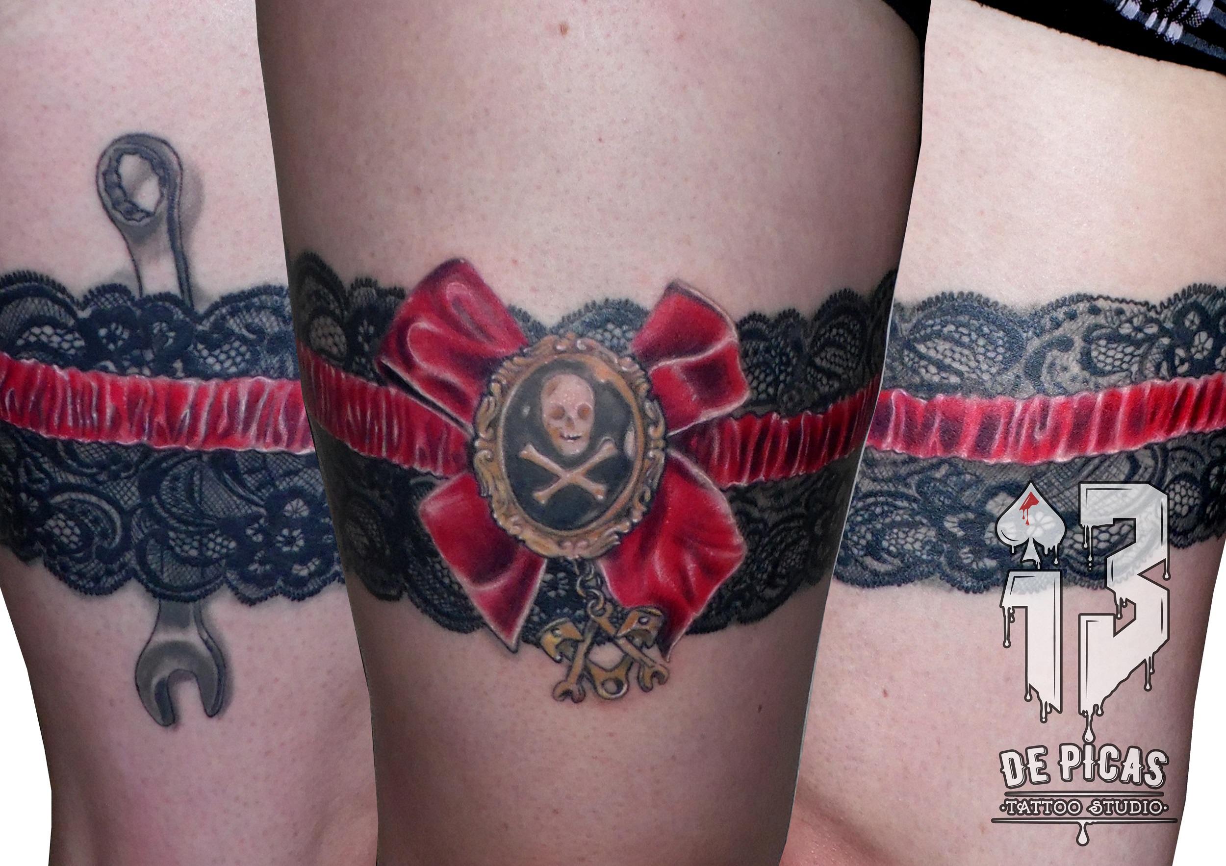 liguero tatuaje tattoo muslo lazo encaje calavera realismo 13 de picas femenino