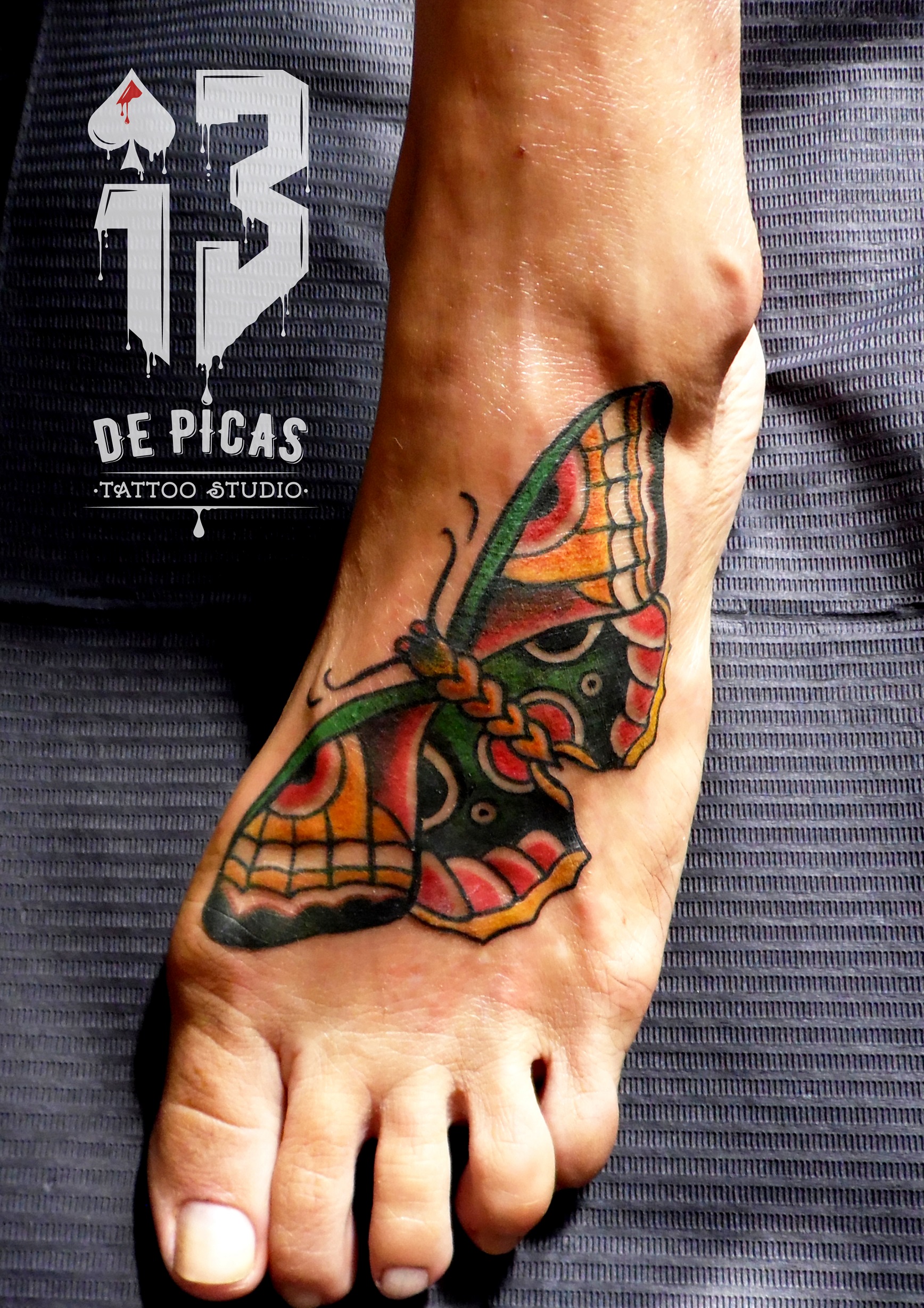 mariposa tradicional color tatuaje tattoo old school pie 13depicas Jaca Huesca