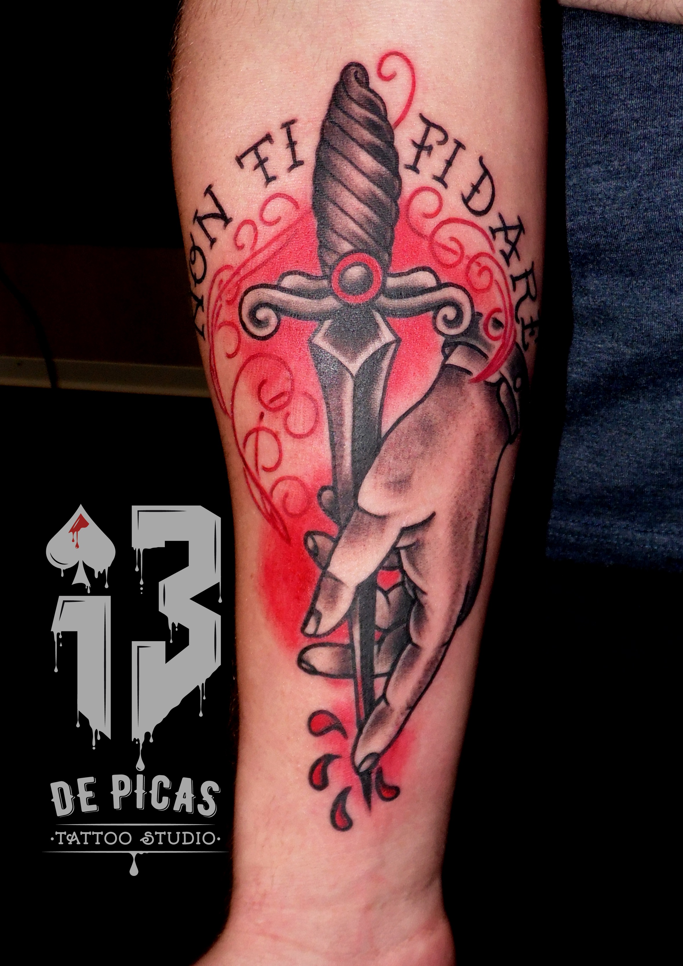 daga mano tatuaje tattoo tradicional old school antebrazo lettering gris negro rojo 13depicas jaca huesca