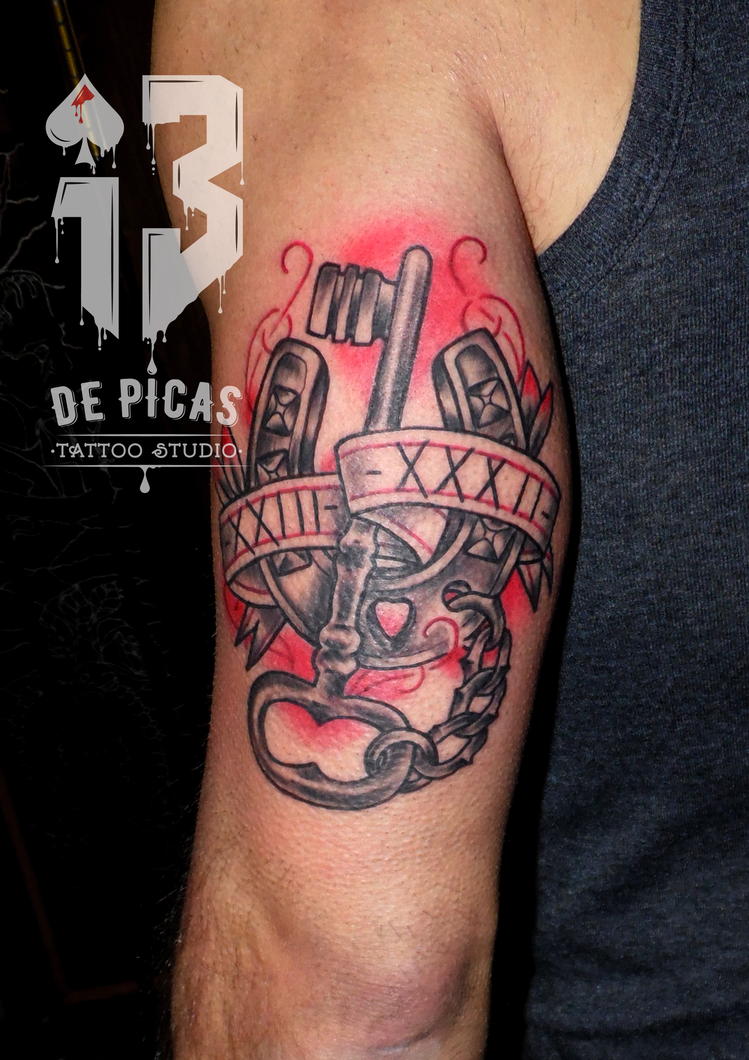 tatuaje tattoo tradicional old school negro rojo llave herradura brazo 13depicas jaca huesca