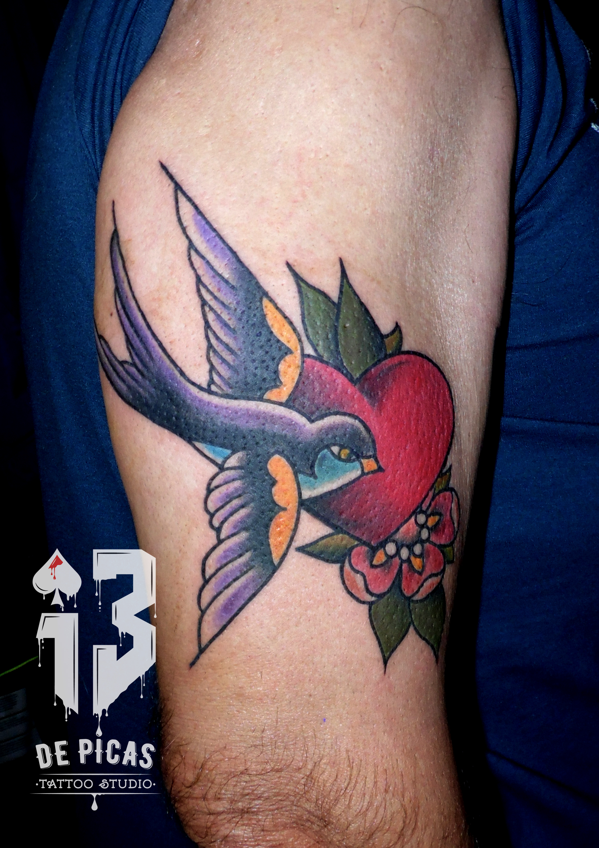 golondrina tradicional tatuaje color tattoo old school corazon flores brazo 13depicas jaca huesca