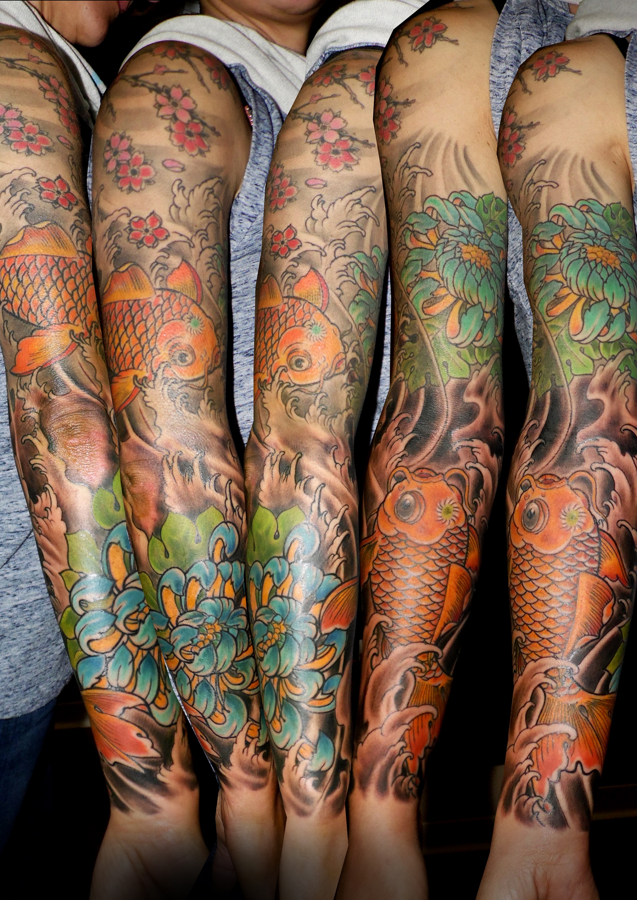 kois crisantemos tatuaje tattoo oriental japones color brazo entero flores carpas olas 13depicas jaca huesca