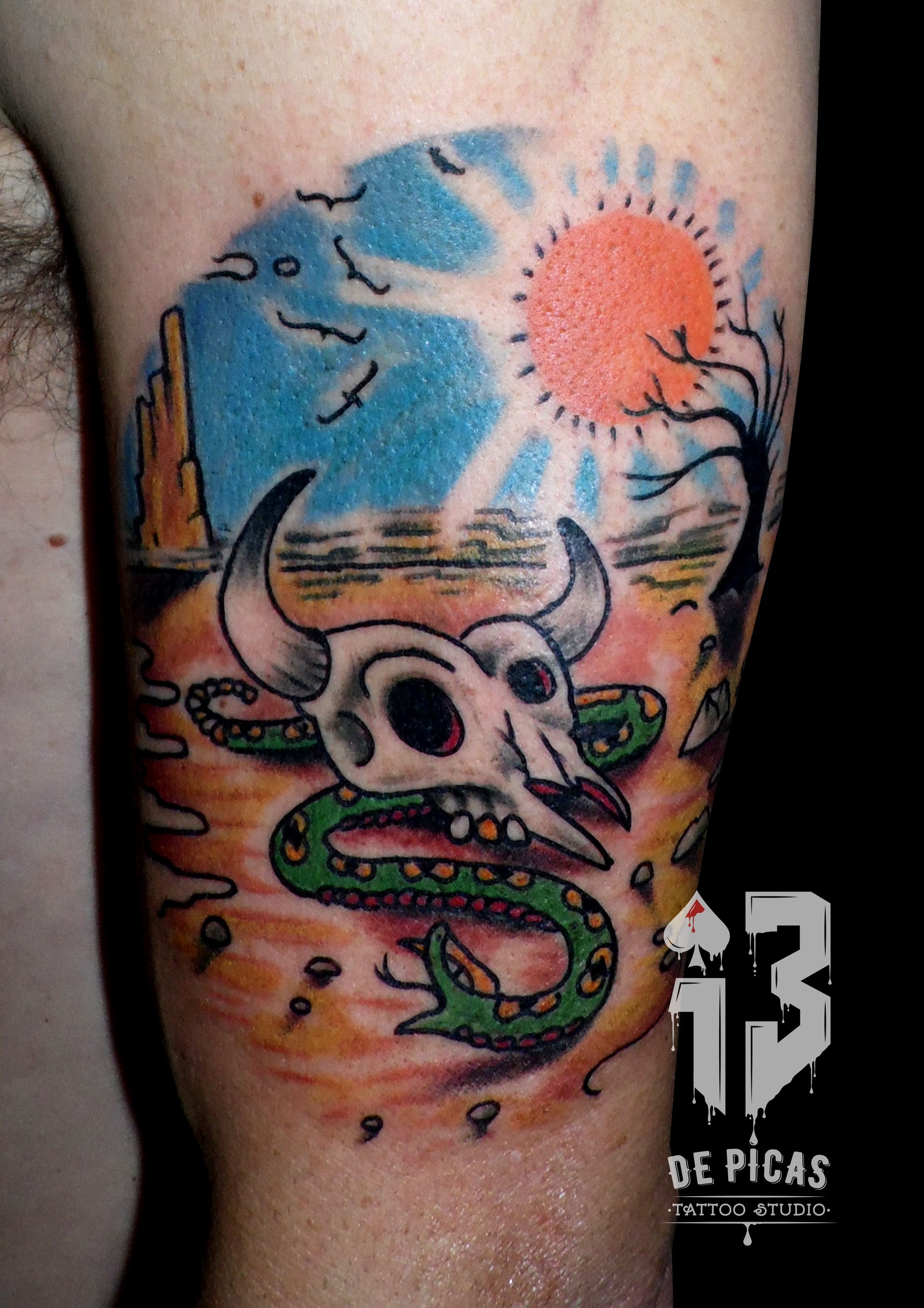tatuaje tattoo tradicional old school calavera desierto serpiente color brazo 13depicas jaca huesca